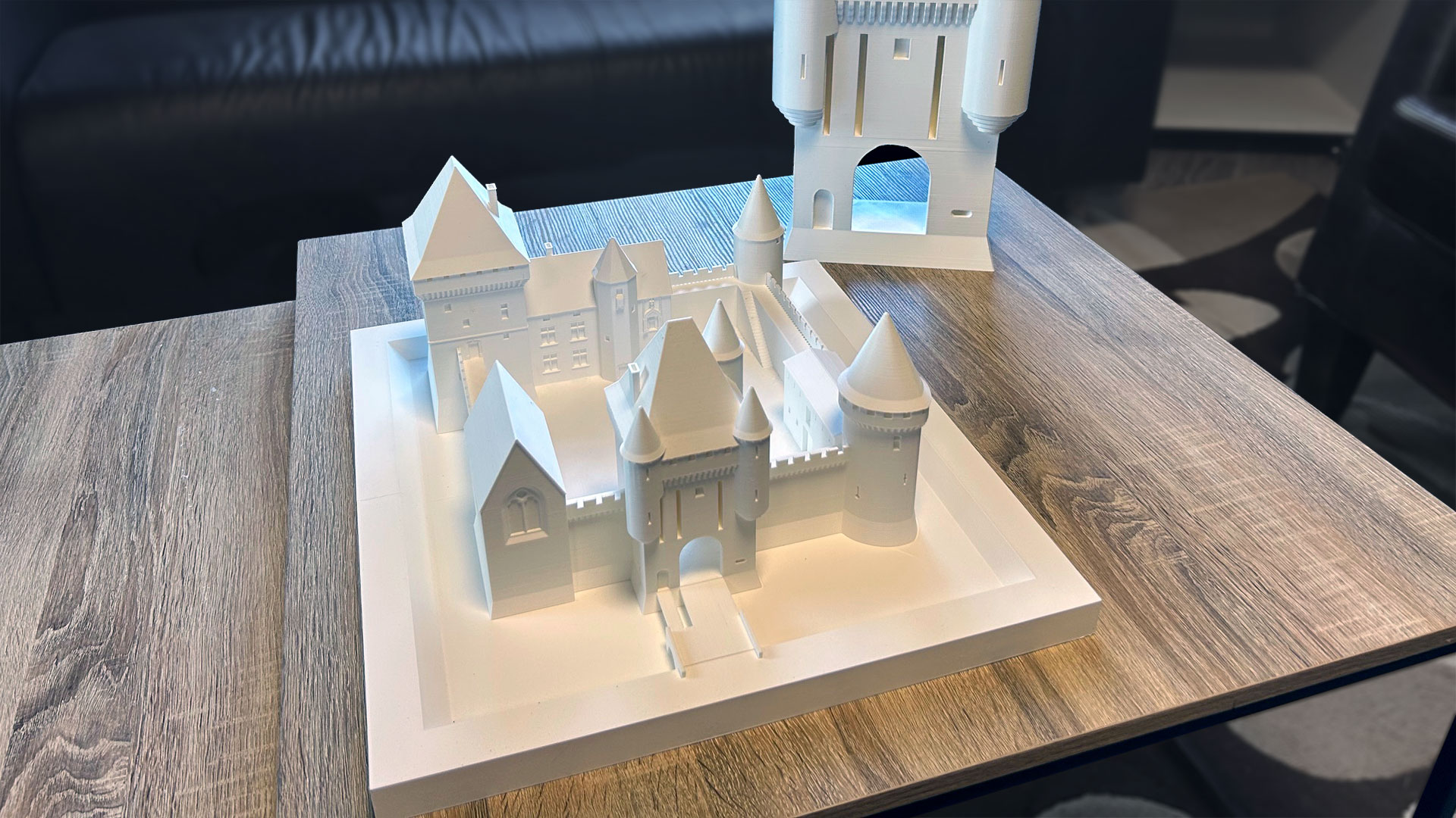 Iksis a réalisé pour le Pays d&rsquo;art et d&rsquo;histoire Mellois en Poitou une malle pédagogique composée de quatre maquettes tactiles et d&#39;une application 3D temps réel montrant l&#39;évolution d&#39;un château du Moyen-Âge à la Renaissance.